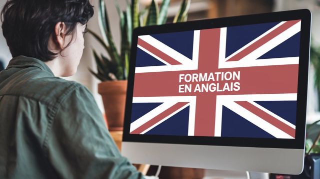 une femme devant un ordinateur