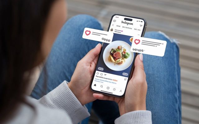 une femme qui est sur Instagram