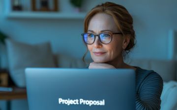 une femme avec lunette devant son ordinateur